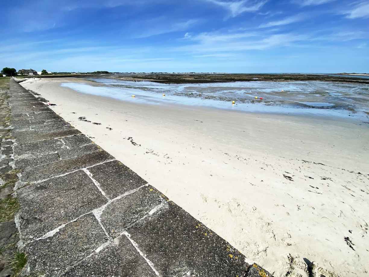 Le GR 223 longe la plage de Saint-Vaast-la-Hougue