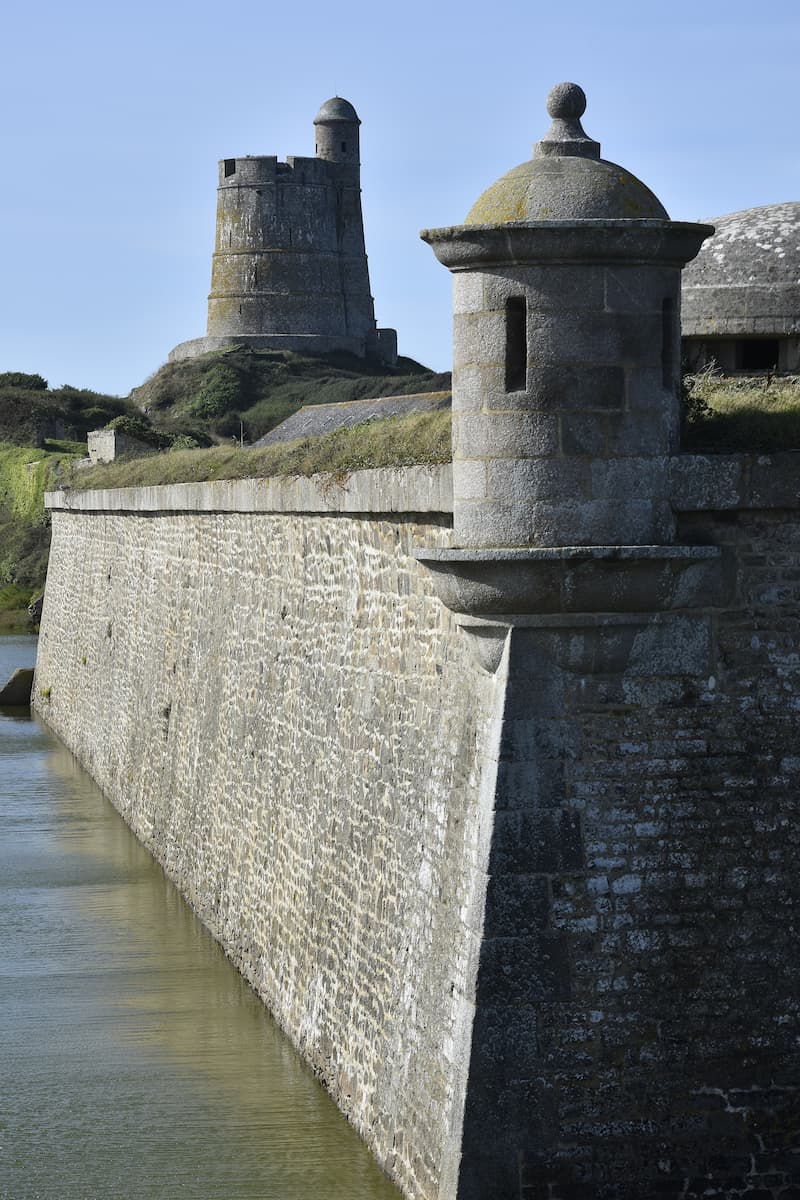 Saint-Vaast-la-Hougue Défenses du fort Vauban de la Hougue