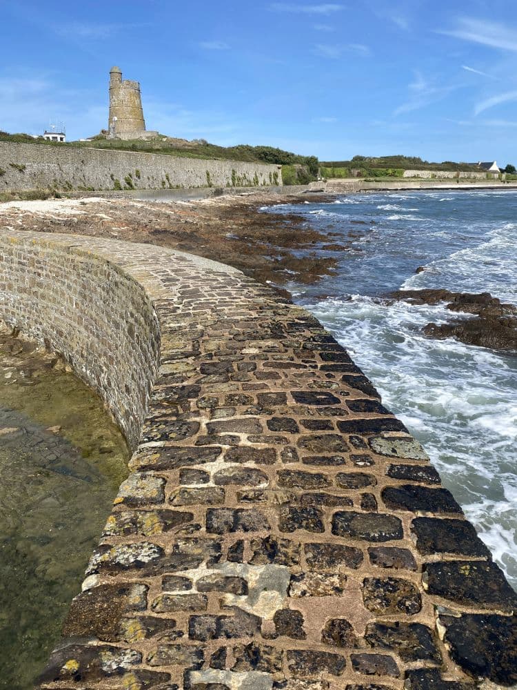 Chemin étroit tour du fort Vauban de Saint-Vaast-la-Hougue