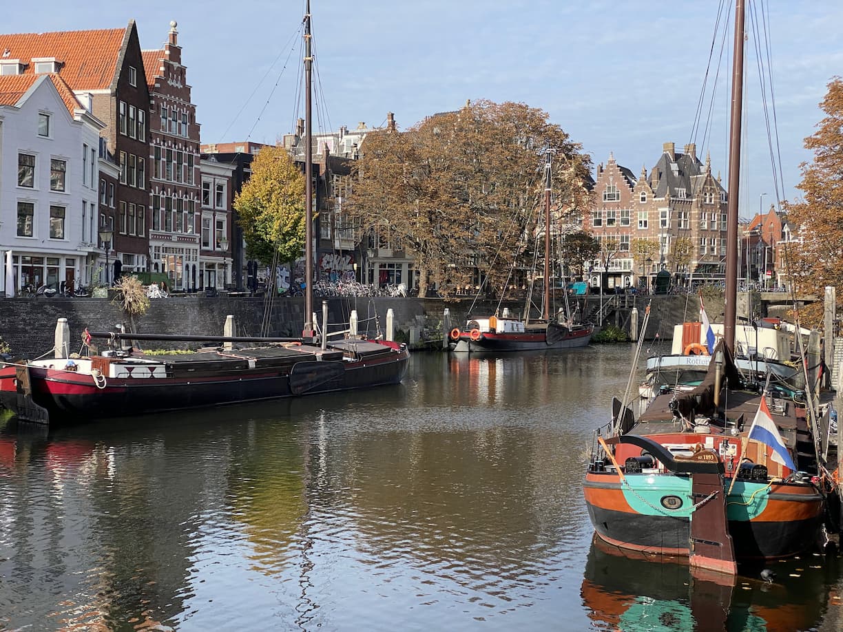 Rotterdam vieux bateaux à quais de Delfshaven