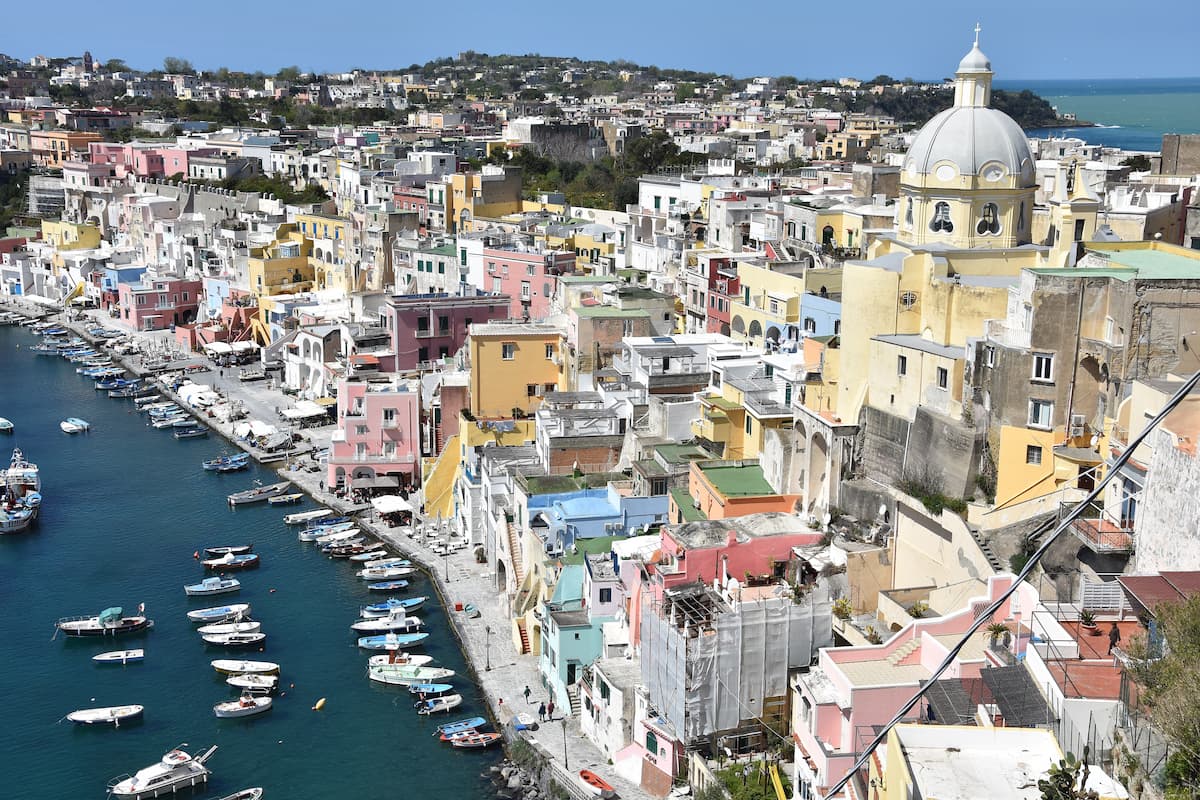 Port de l'ile de Procida au large de Naples