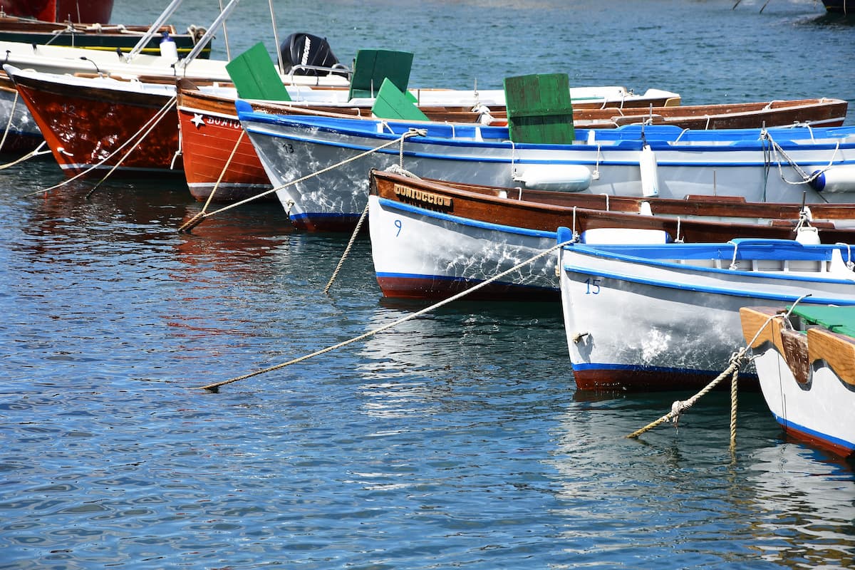 Naples barques dans le port