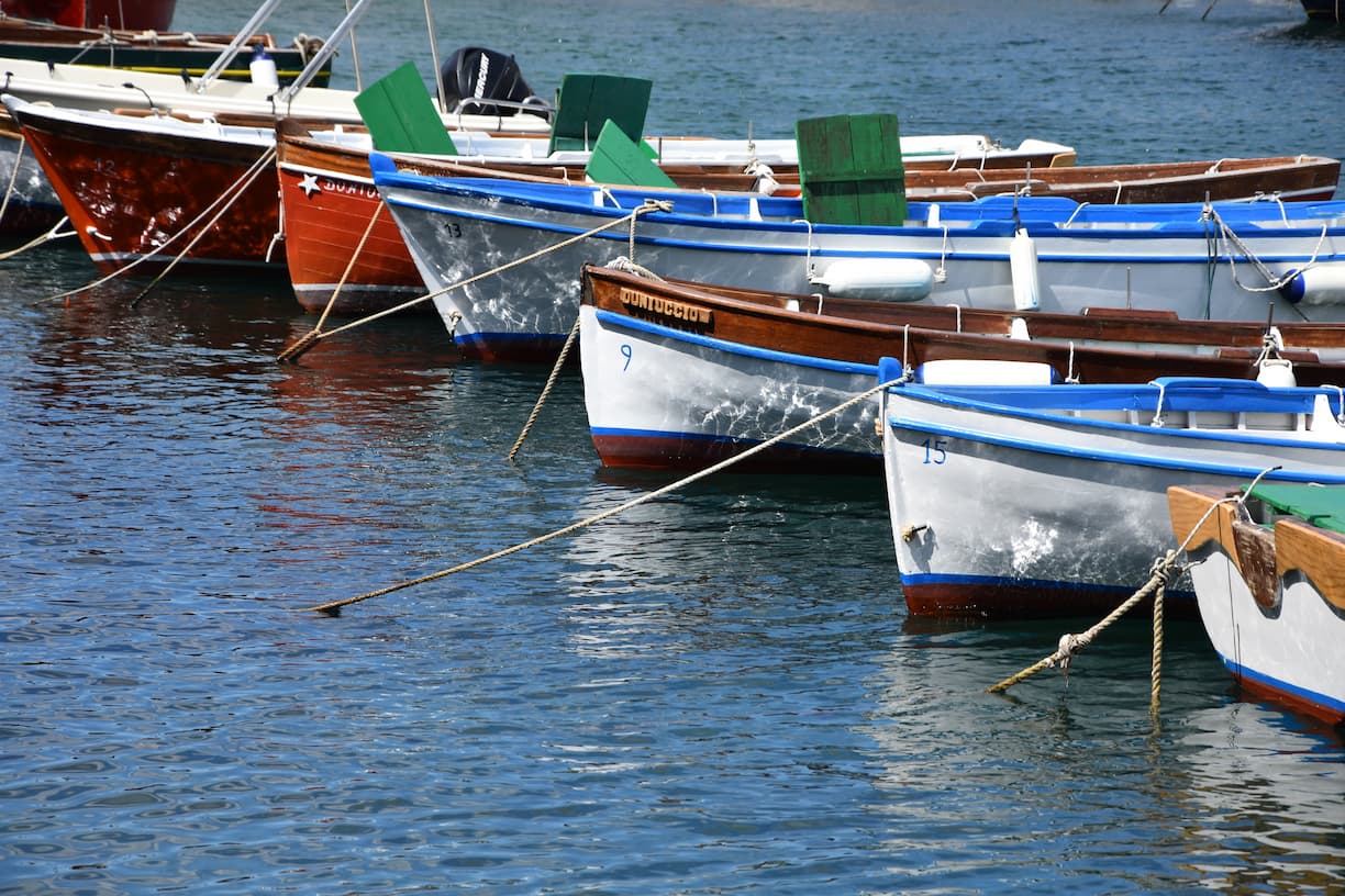 Naples barques dans le port