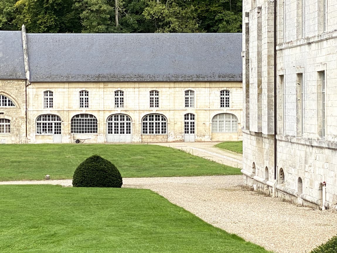 Cour d'honneur de abbaye de Saint-Wandrille en Normandie