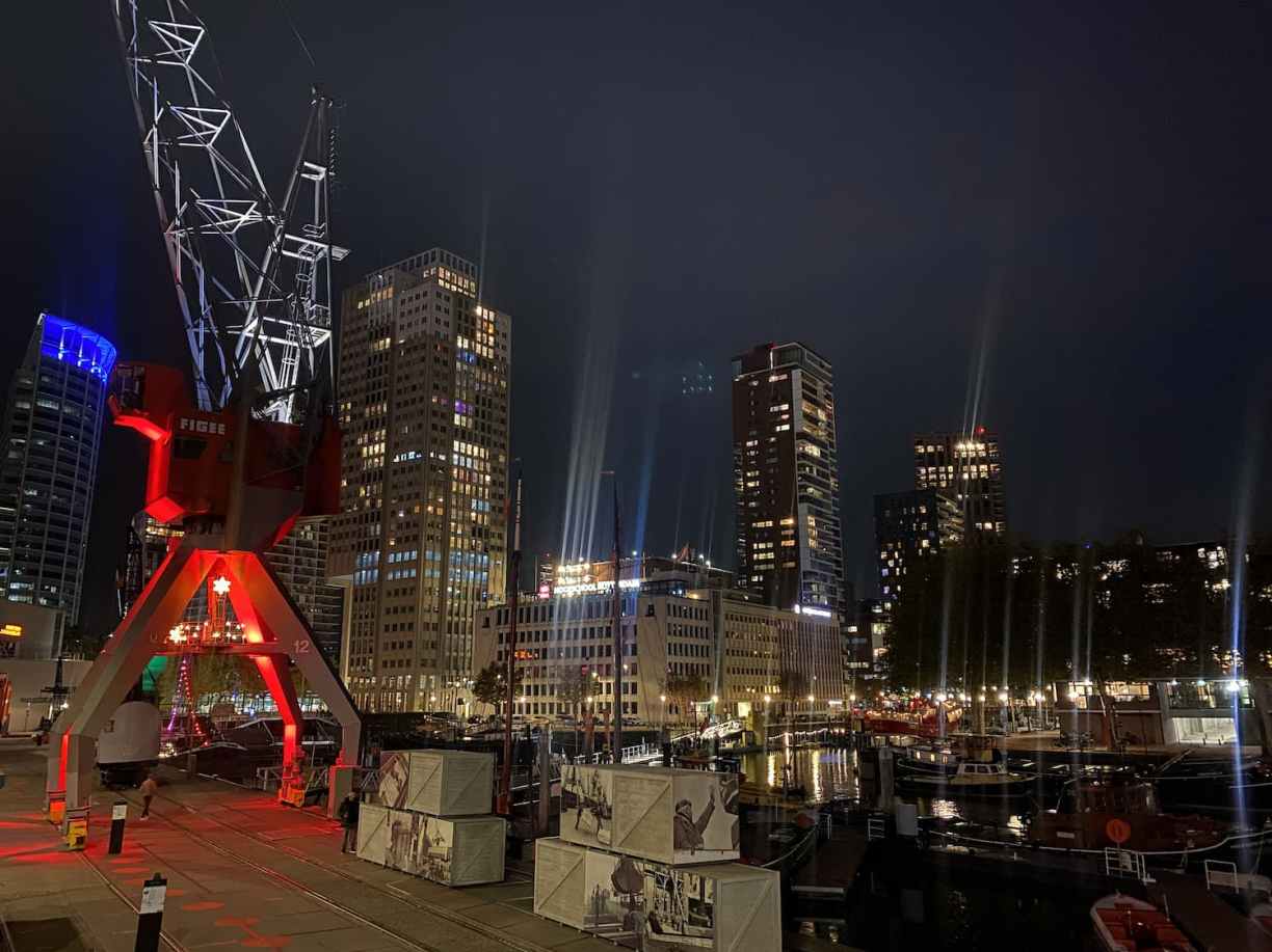 Musée portuaire de Rotterdam de nuit