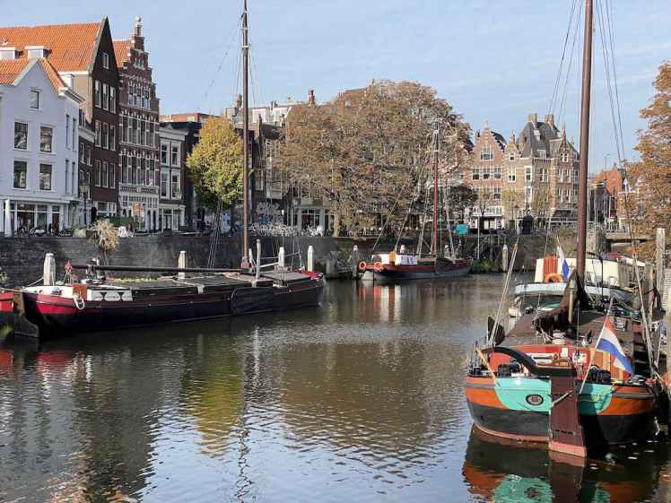 Vue pittoresque du vieux port de Delfshaven avec ses maisons traditionnelles au bord du canal