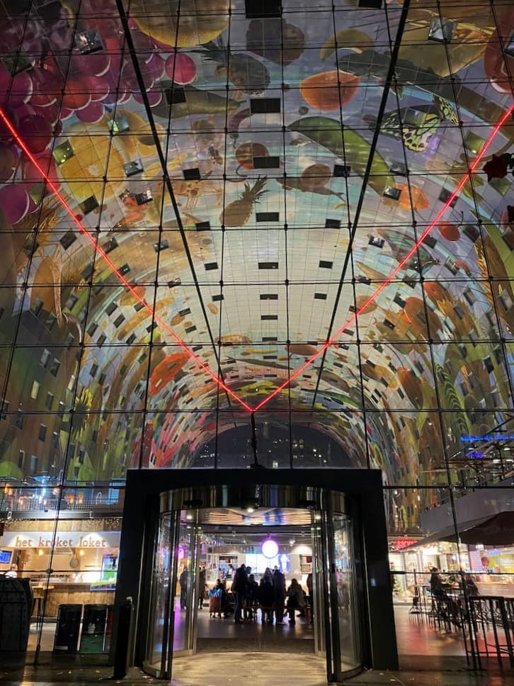 Plafond du Markthal de Rotterdam de nuit