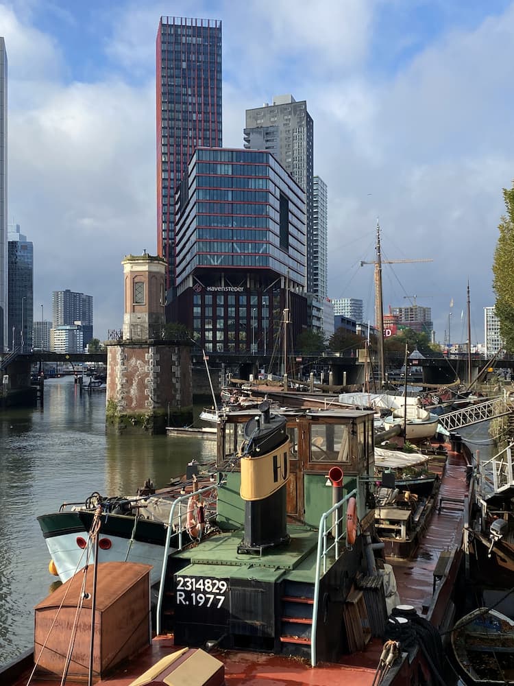 Vieilles péniches et grattes ciel à Rotterdam