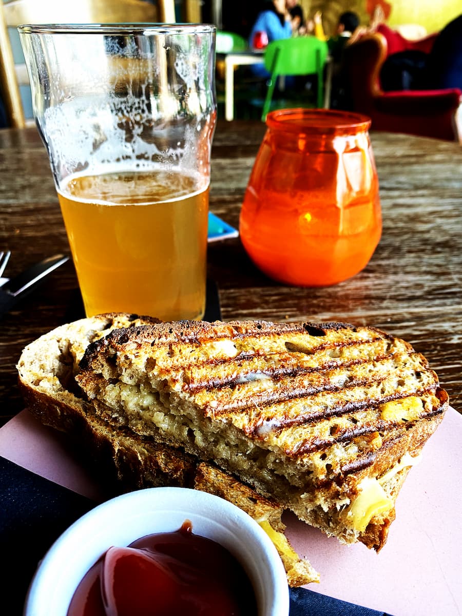 Biere et toast à la Fenix Food Factory Rotterdam