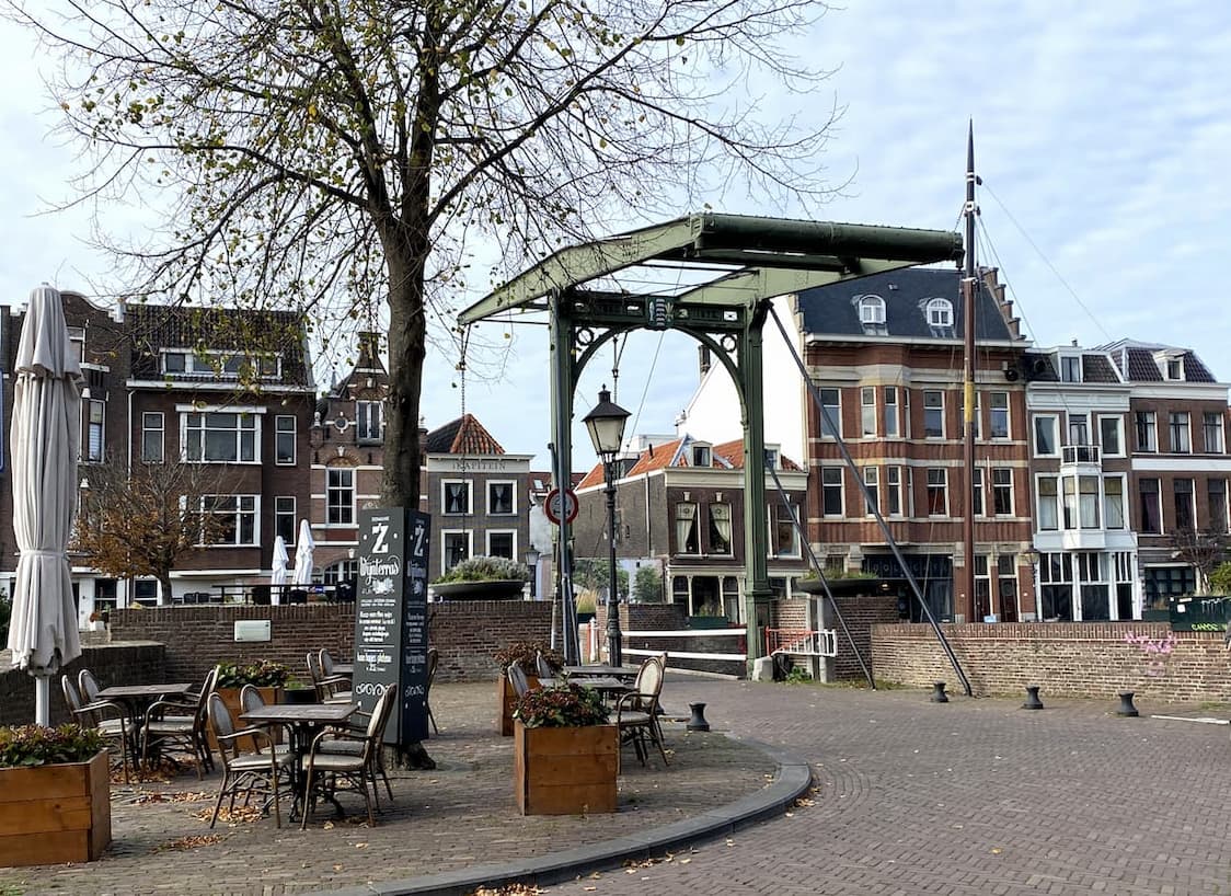 Pont sur un canal de Delfshaven à Rotterdam