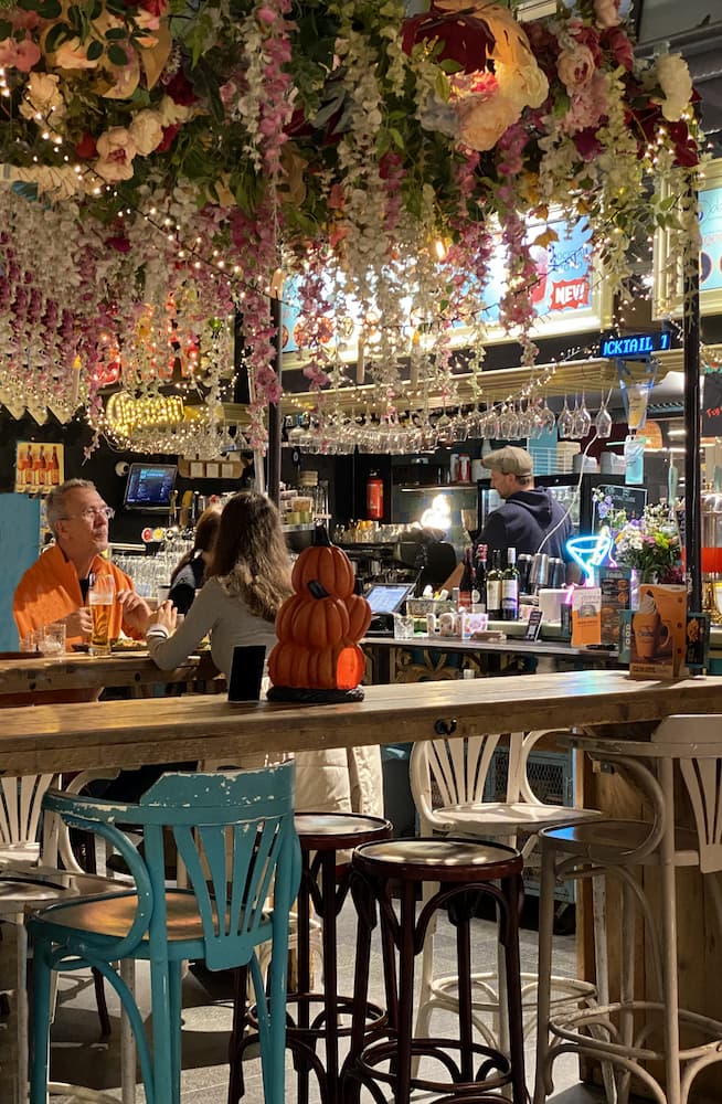 Rotterdam café au Markthal le marché couvert