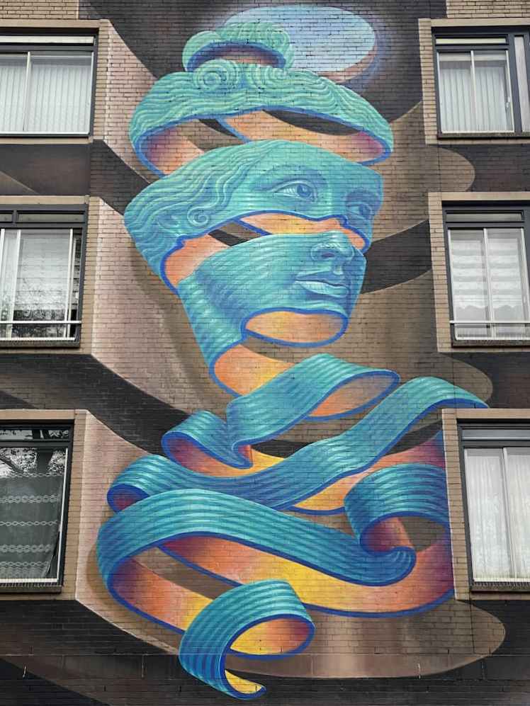 Fresque de street art représentant une femme sur un mur du quartier de West-Kruiskade à Rotterdam