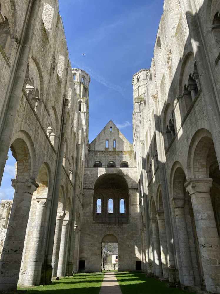 Normandie : nef de l'abbaye de Jumièges