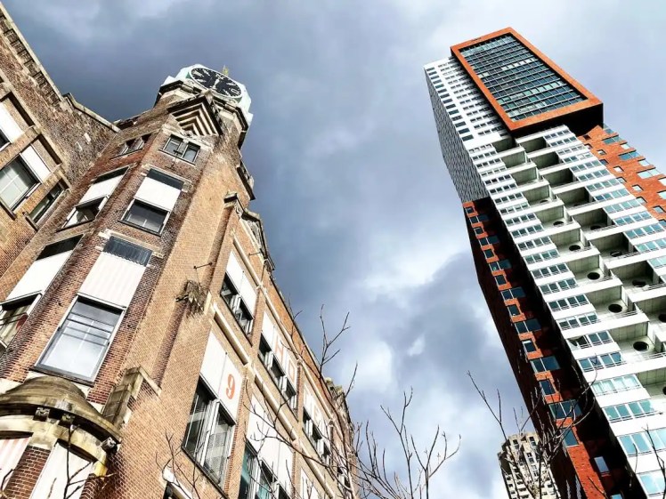 Gratte-ciel modernes de Kop van Zuid derrière le bâtiment historique de l'hôtel New York à Rotterdam