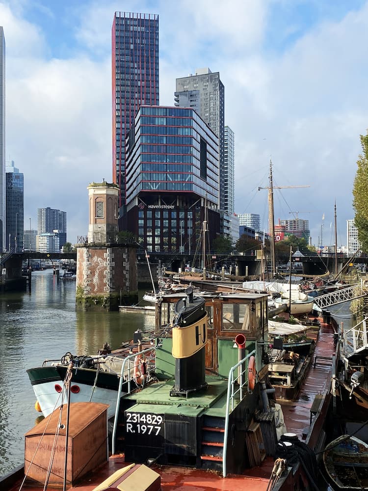Vieilles péniches et grattes ciel à Rotterdam