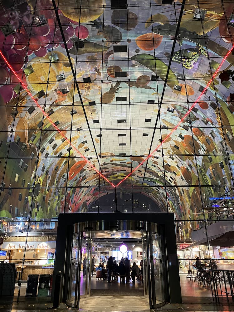 Plafond du Markthal de Rotterdam de nuit