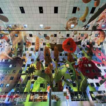 Fleurs, fruits et légumes peints sur le plafond du marché couvert de Rotterdam