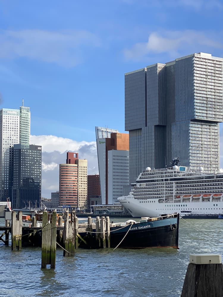 Bateau de croisière amarré sur la Nouvelle Meuse