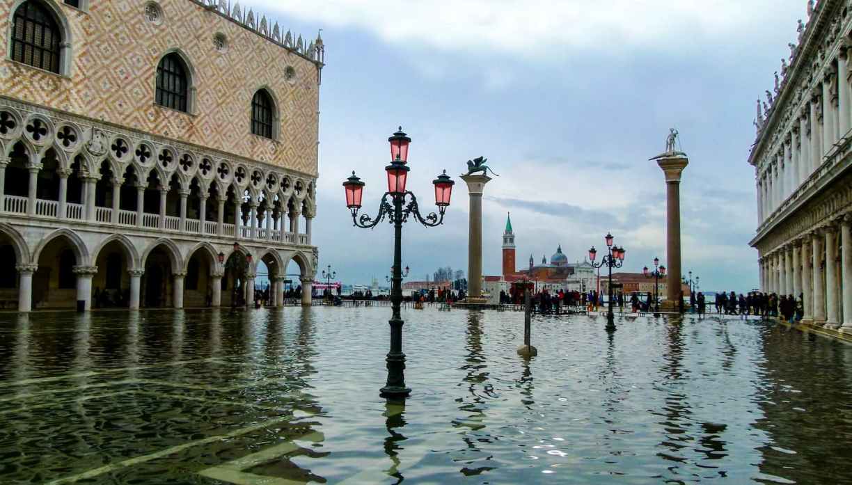 La piazetta sous l'eau de l'aqua alta de Venise
