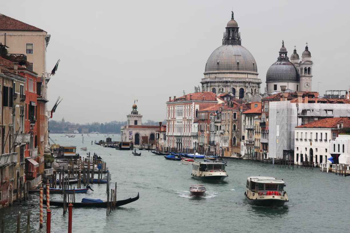 Italie Le Grand canal dans le brouillard