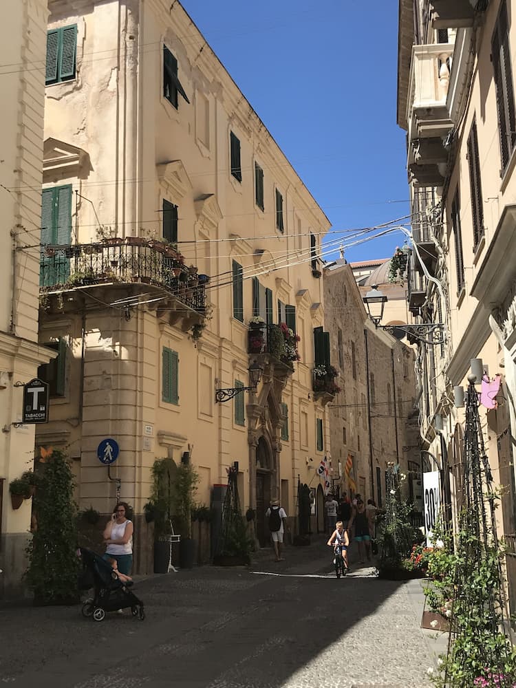 Sardaigne les rues du centre historique d'Alghero