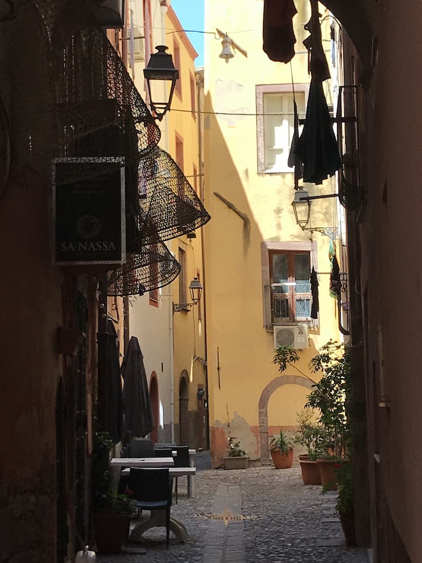 Sardaigne : cour intérieur dans la vieille ville de Bosa