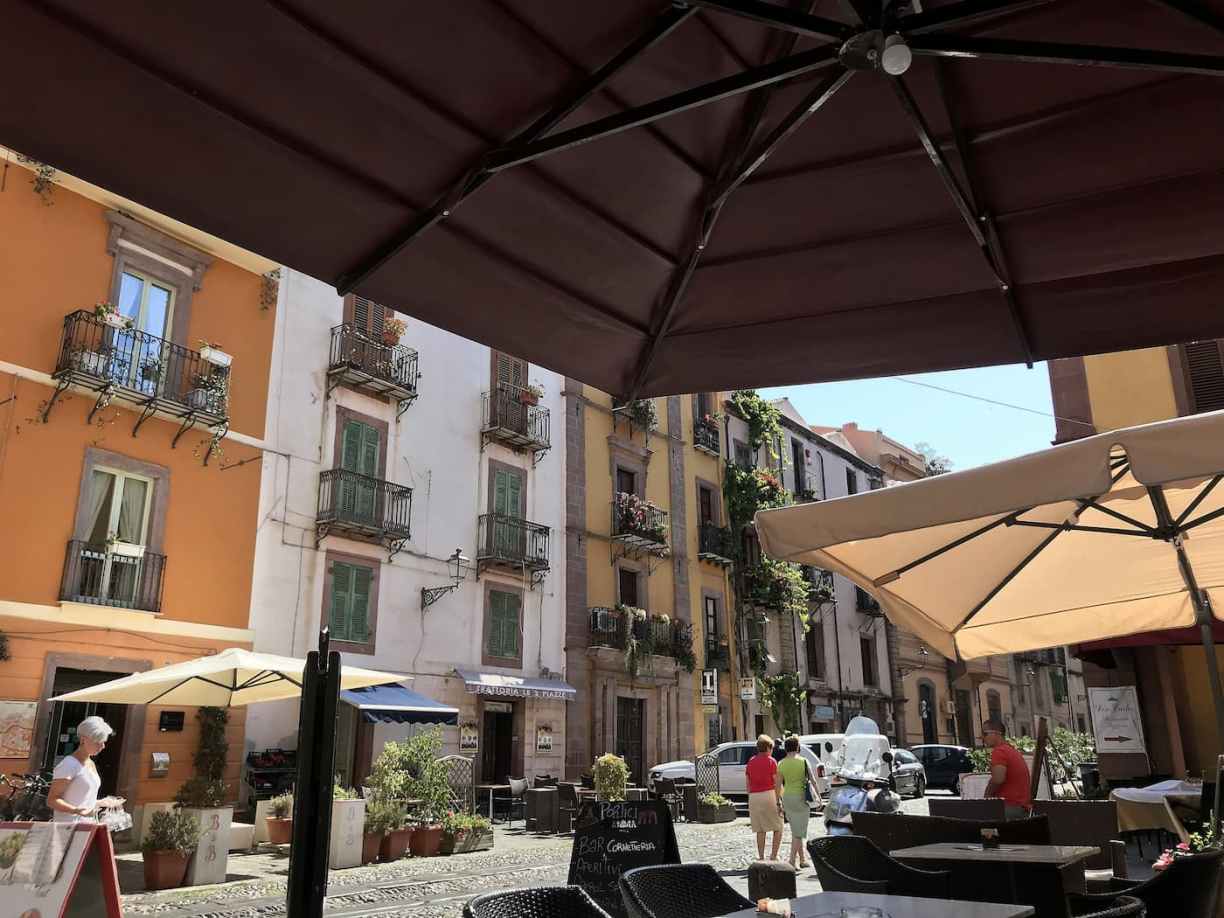 Sardaigne : café de Bosa