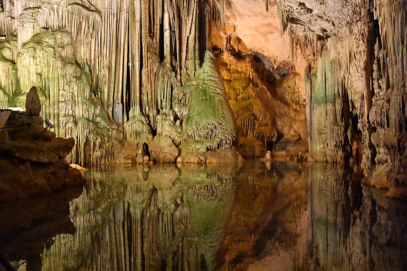 Lac de la grotte de Neptune au pied du capo Caccia
