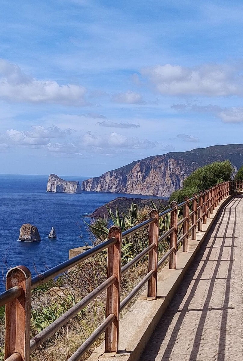 Randonnée sur les falaises de Nebida au sud de la Sardaigne