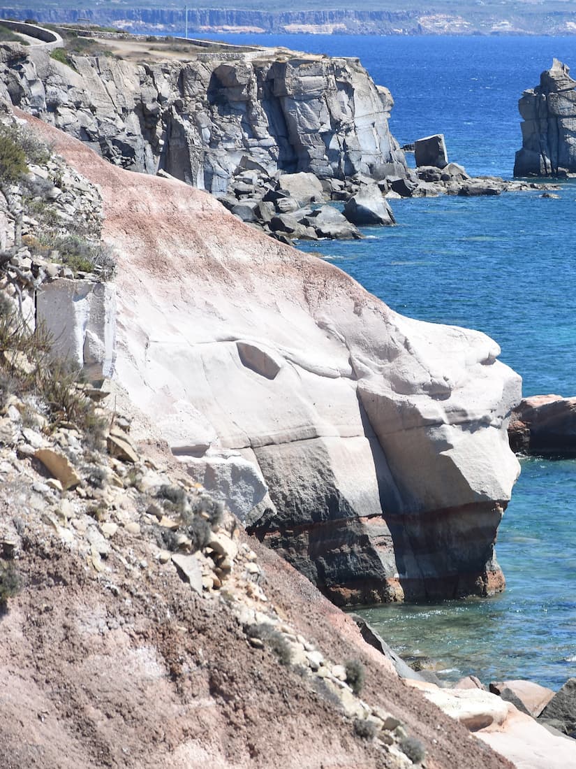 Les falaises de l'île de San Pietro en Sardaigne