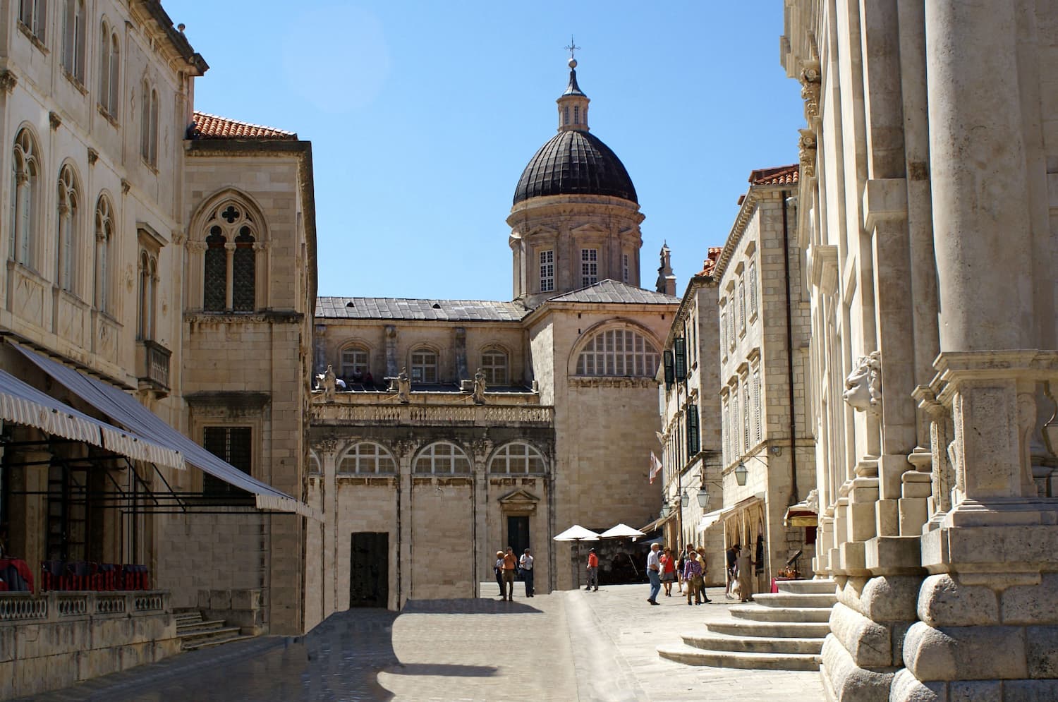 Large rue entre les bâtiments historiques de Dubrovnik