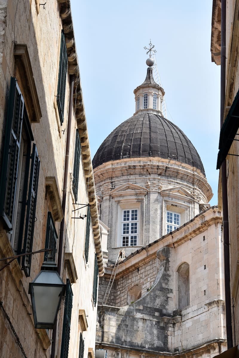 La cathédrale de Dubrovnik aperçue depuis une rue de la vieille ville.