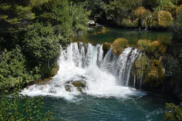 Grande cascade dans le parc national des lacs de Plitvice en Croatie.