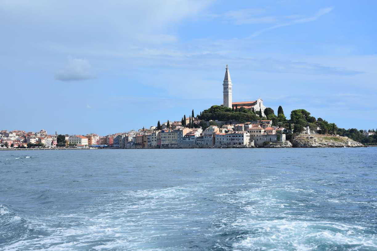 Arrivée en bateau à la citadelle de Rovinj en Croatie