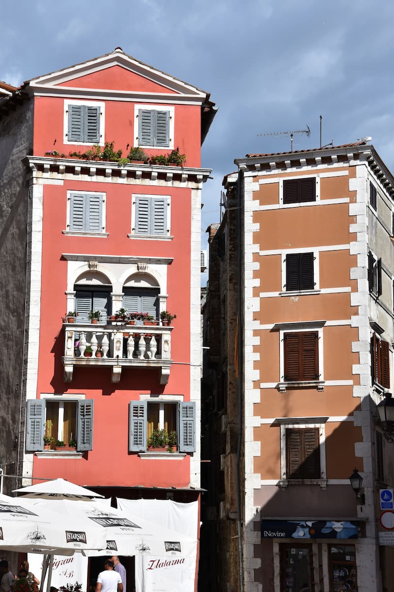 Maisons et boutiques sur le port de Rovinj