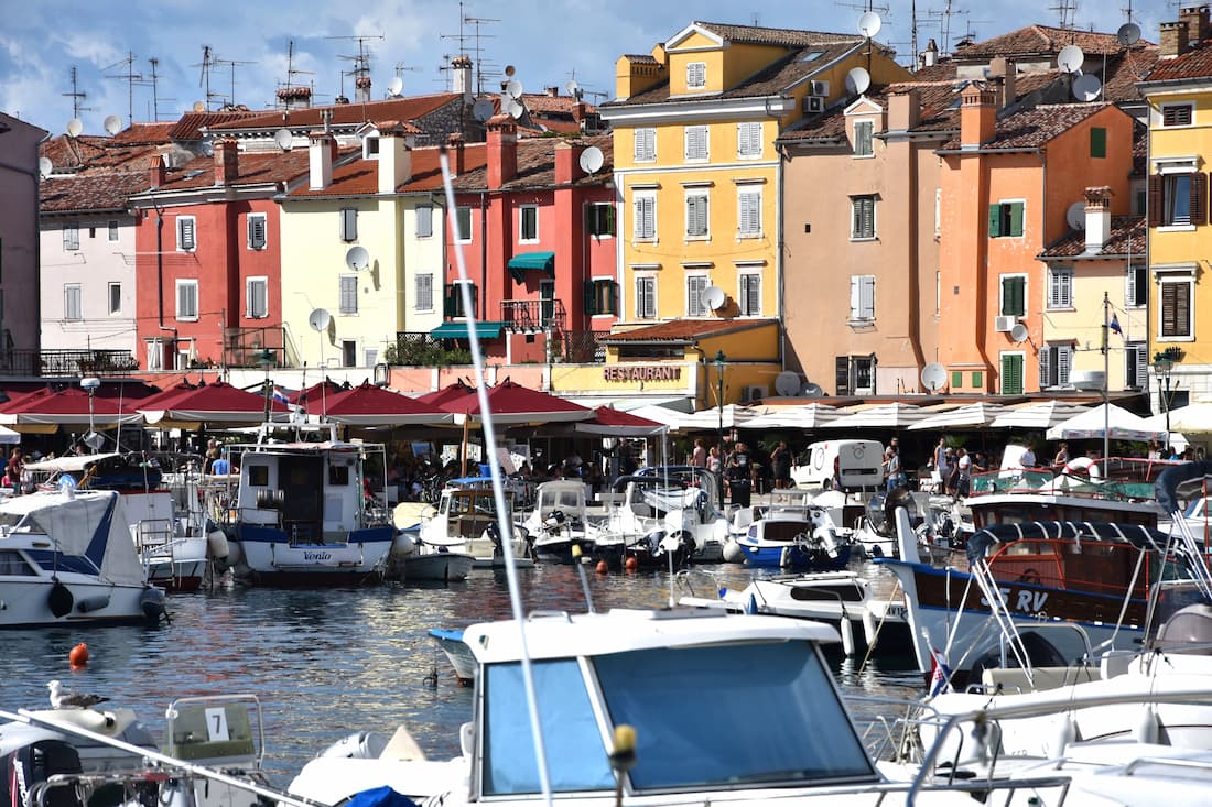 Maisons, boutiques et restaurants du port de Rovinj