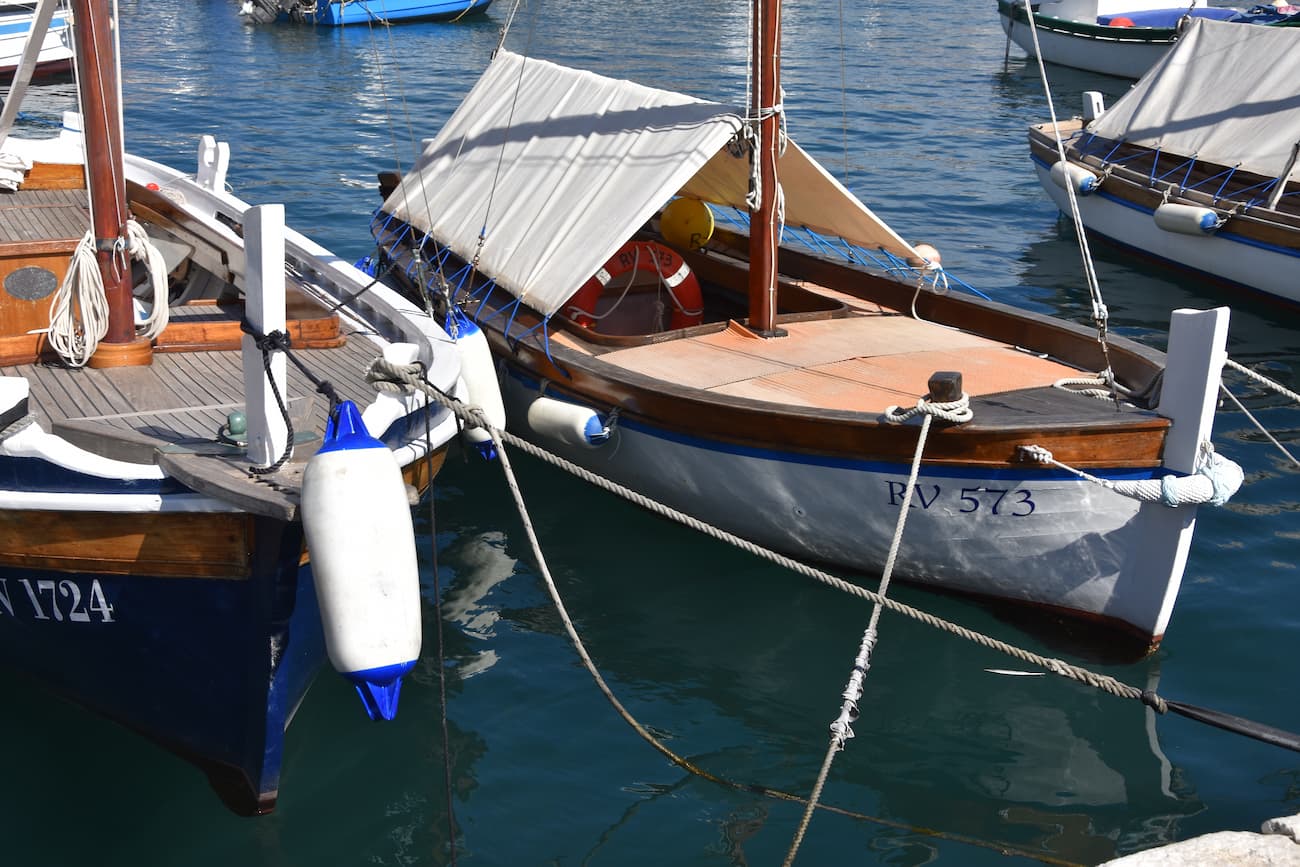 Petits bateau amarrés dans le port de Rovinj