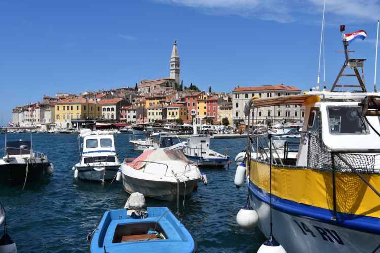 Bateaux amarrés dans le port de Rovinj sur la côte Adriatique.