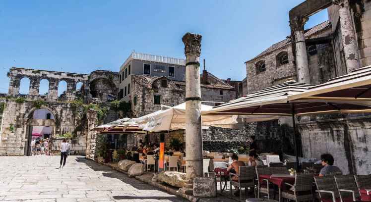 Ruines antiques et terrasses de restaurants dans le centre historique de Split.