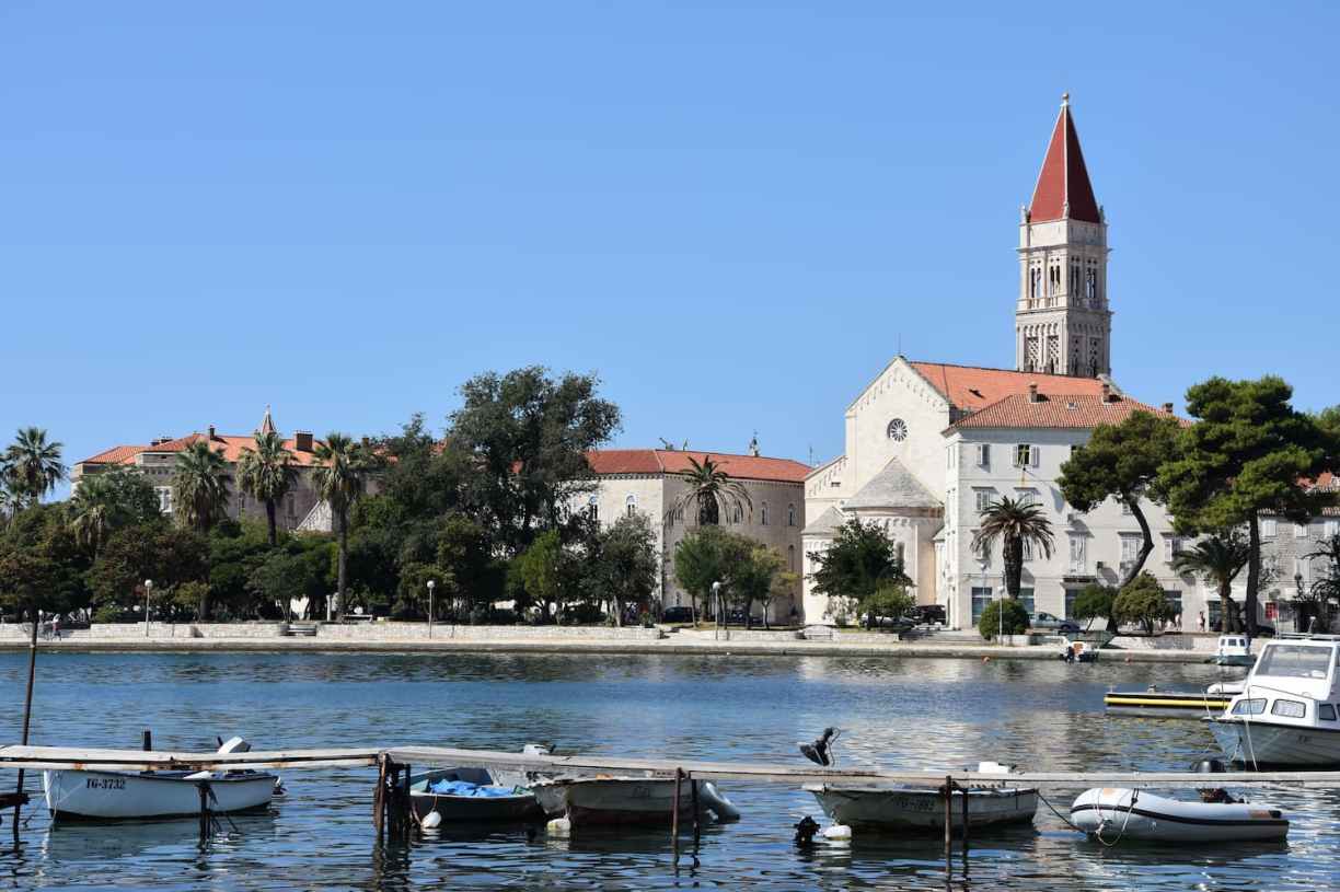 Vue sur l'église Saint-Laurent de Trogir en Croatie