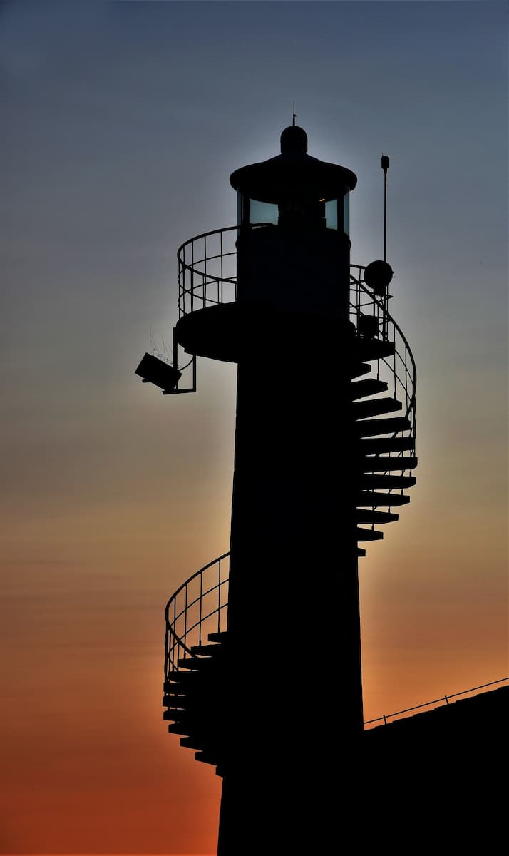 Phare de Zadar dans le soleil couchant
