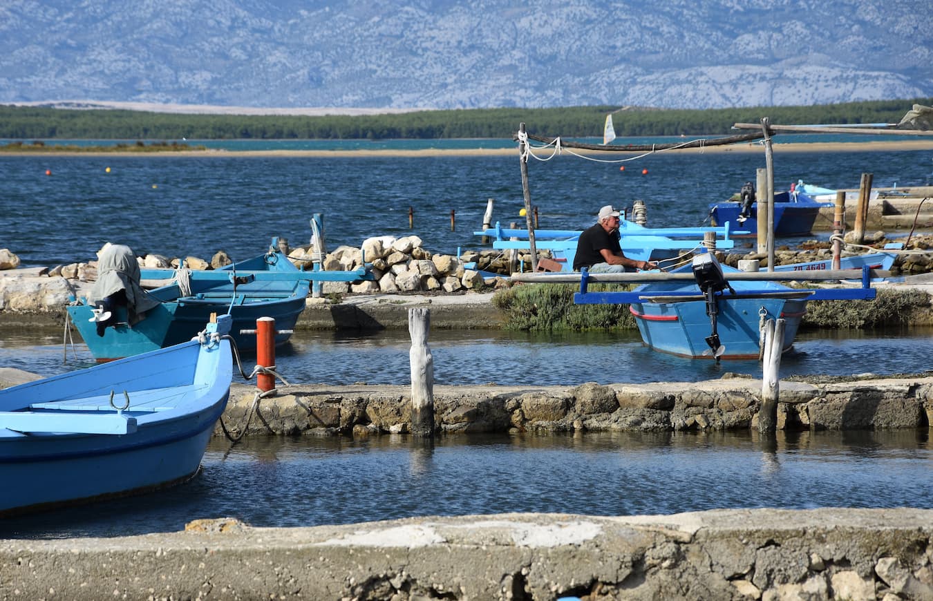 Barques bleues du port de Nin près de Zadar