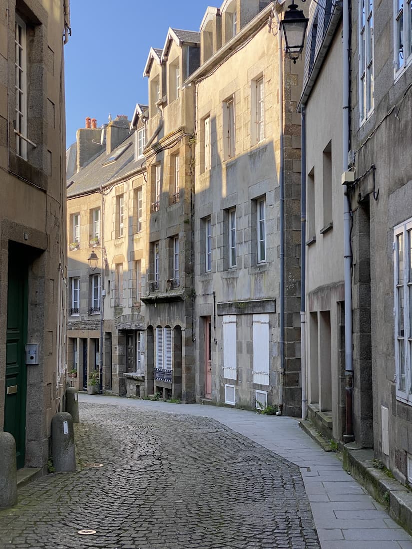 Rue de la vieille ville de Granville en Normandie