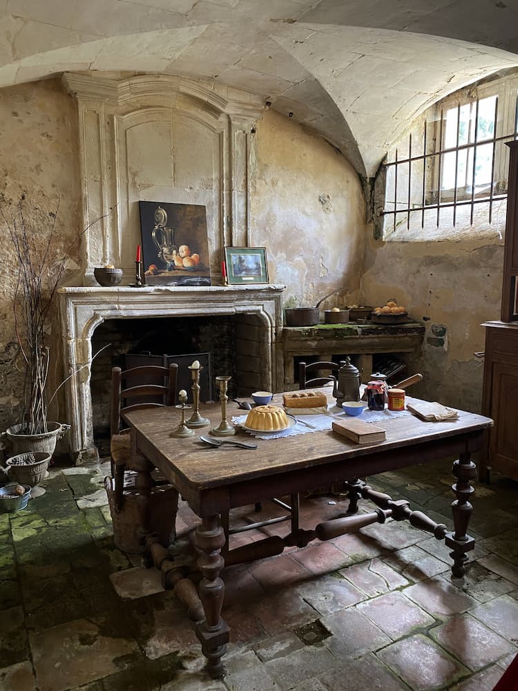 Cuisine meublée du Château de Canon avec équipements et décoration authentique
