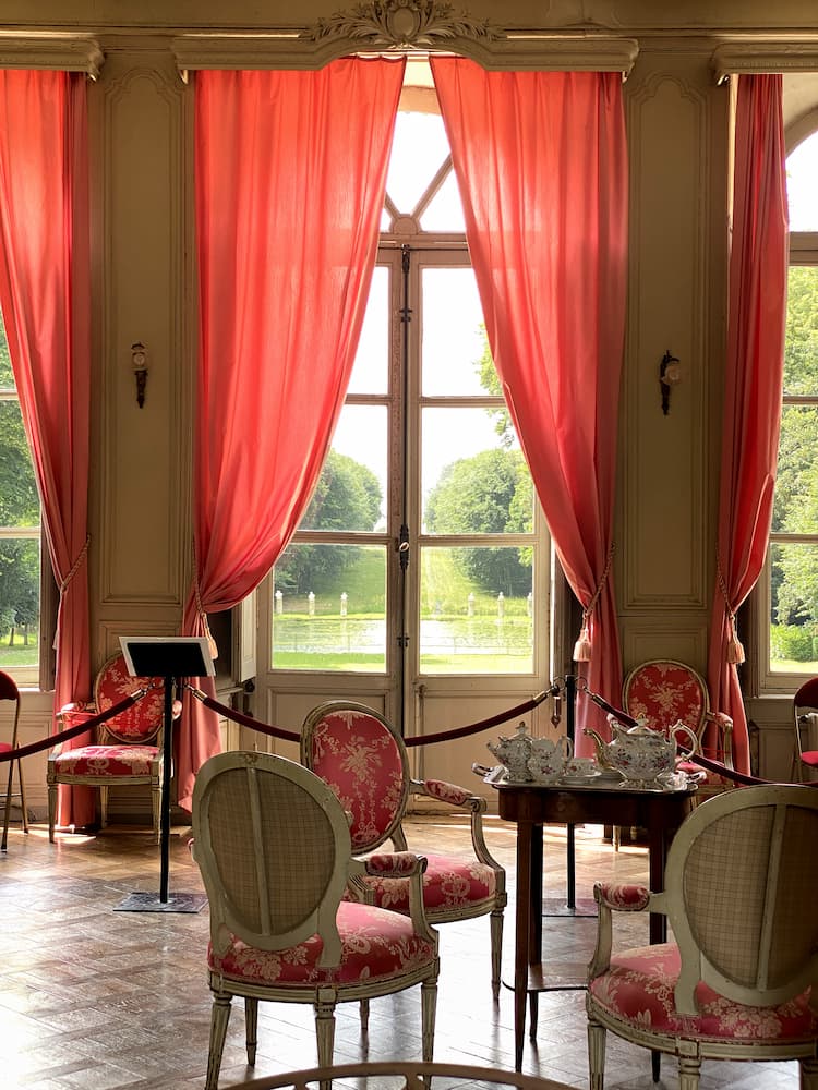 Salon élégant et meublé du Château de Canon en Normandie avec mobilier ancien