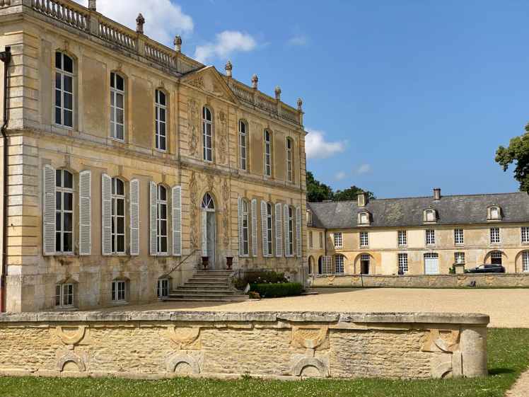 Cour intérieure du Château de Canon en Normandie avec façade en pierre et jardin à la française