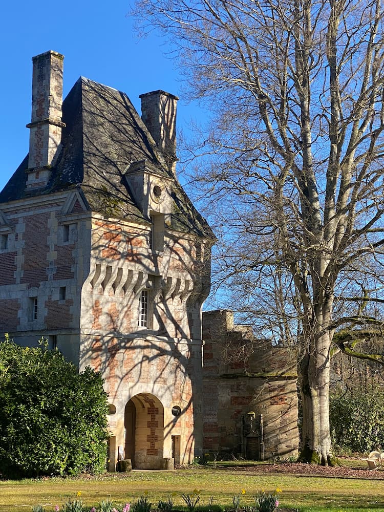 Pays d'Auge : entrée fortifiée du château du Kinnor