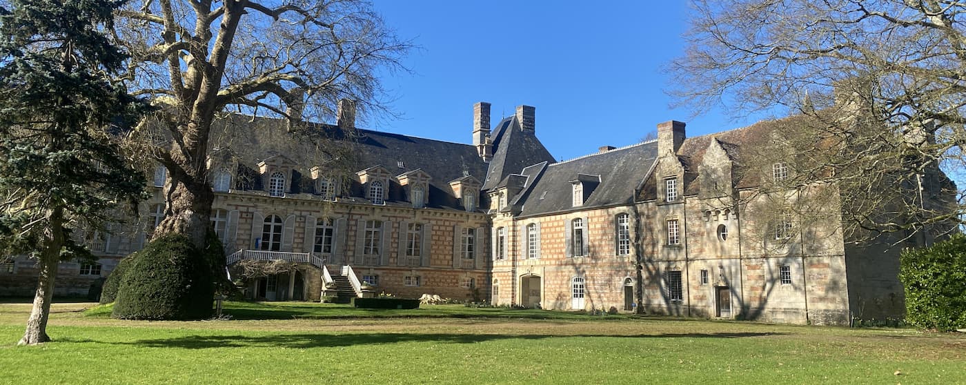 Cour et platane d'Orient en Pays d'Auge