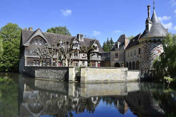 Douves du château de Saint-Germain-de-Livet 