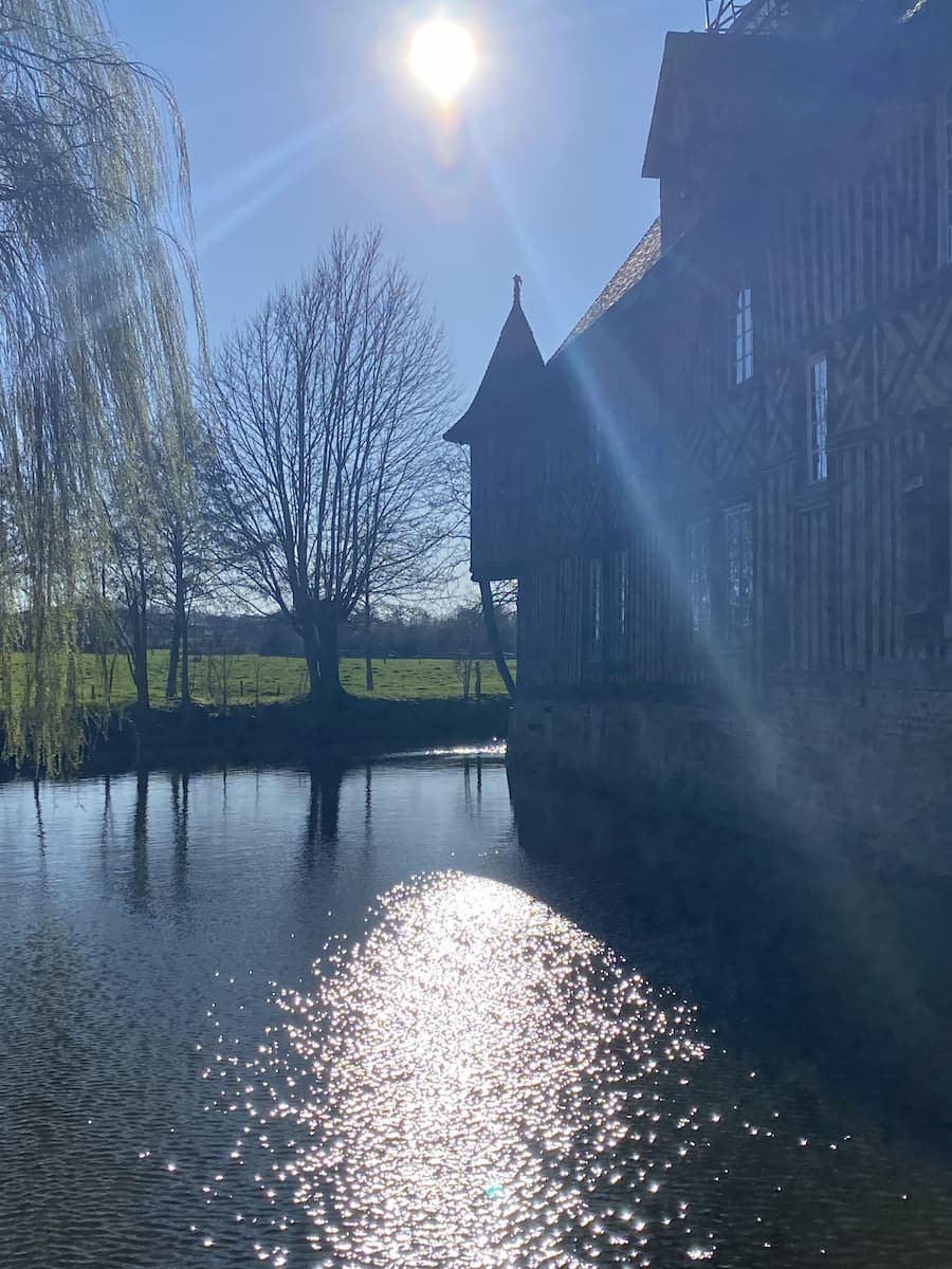 Manoir de Coupesarte en contre-jour dans le Pays d’Auge 